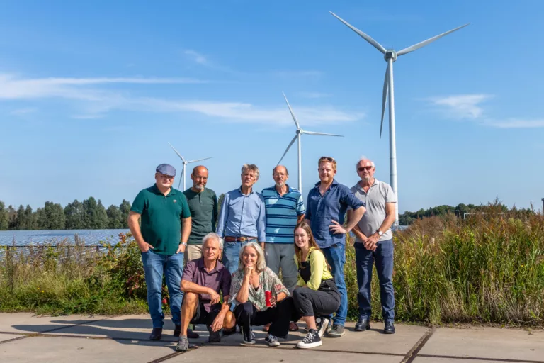 Leden van Energie de Liemers bij een windpark.